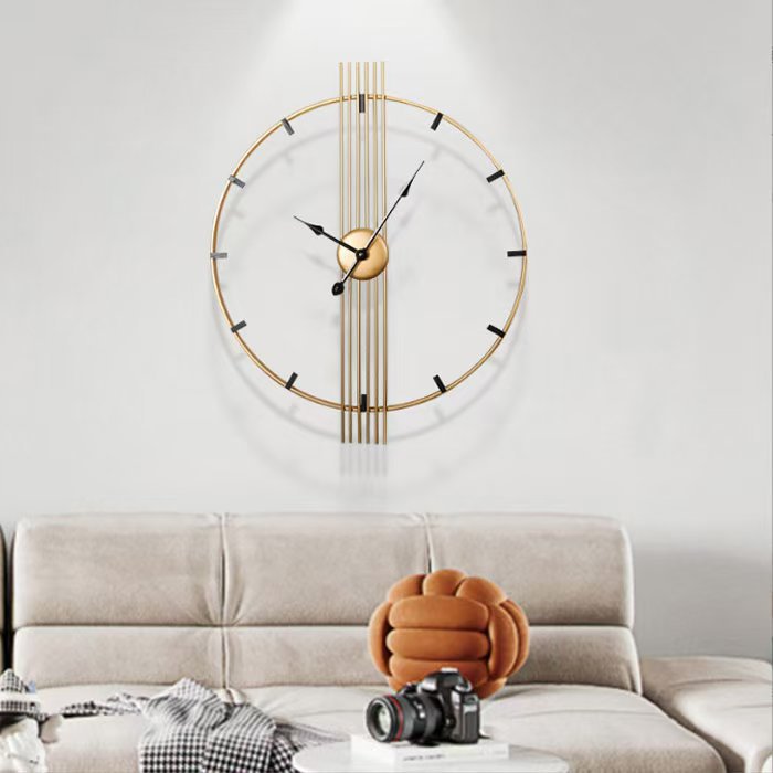 Horloge murale rétro en fer forgé de 60 cm – Pièce décorative analogique dorée